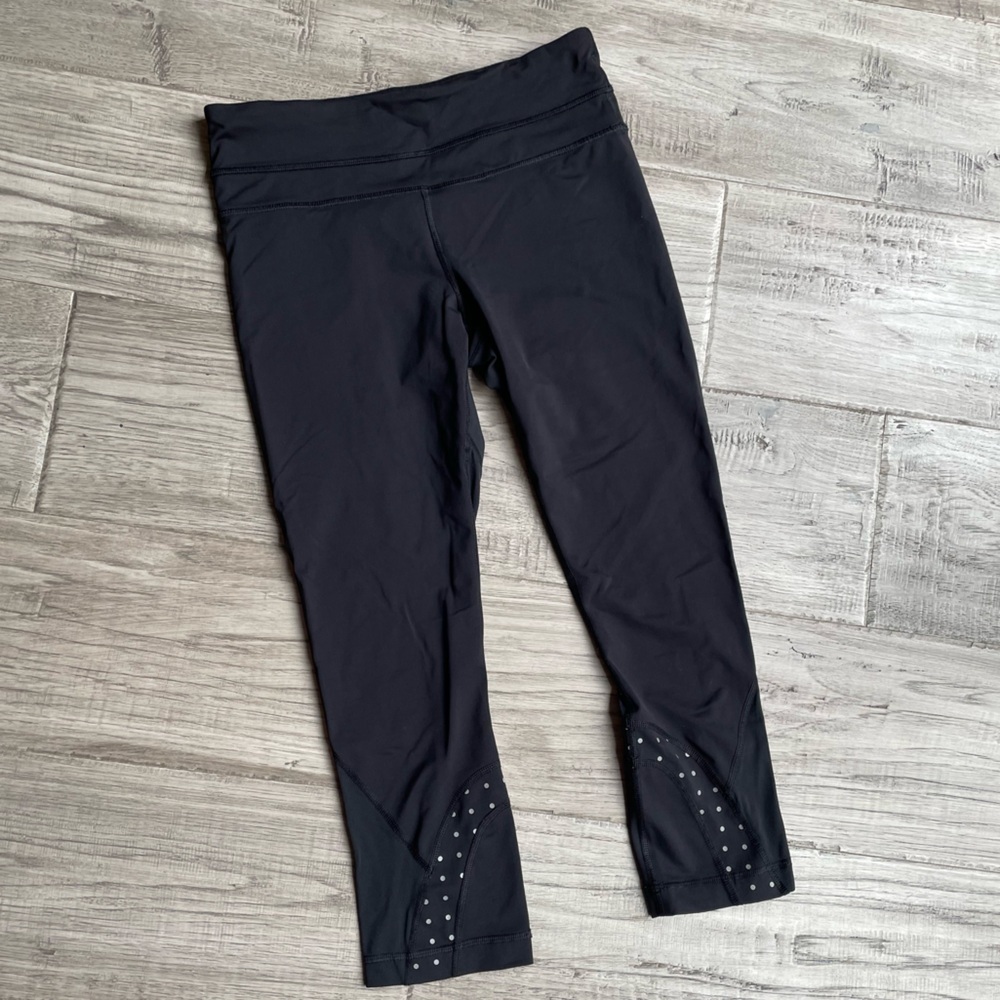 Lululemon Capri Pants Black Color With Polka Dot Details On Legs Stretch SZ 6